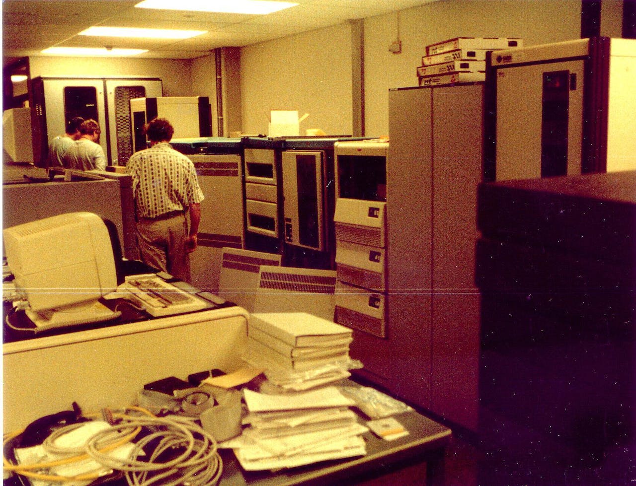 De computerzaal van het CWI, met rechts in het midden een MCVAX-computer. Hiermee werd de eerste internetverbinding met de VS gemaakt.