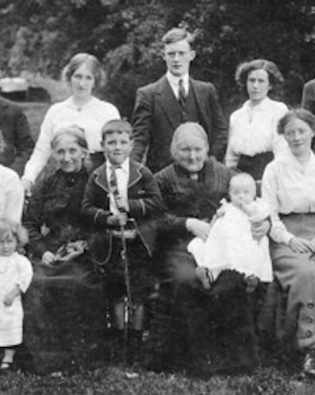 Zwart-wit foto van een familie aan het begin van de 20e eeuw met in totaal 12 mensen. Zwart-wit foto van een familie aan het begin van de 20e eeuw met in totaal 12 mensen.